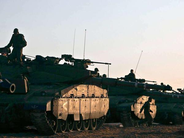 Israelische Panzer an der Grenze zu Gaza. Plant die israelische Armee eine Bodenoffensive?