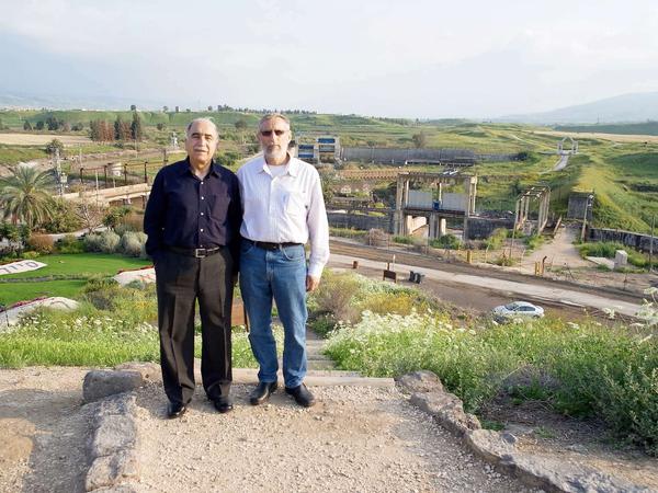 "Friedenspark": General Mansour und General Spiegel vor dem Wasserkraftwerk von Naharayim, das die Grenze zwischen Jordanien und Israel markiert. Hier starben 1997 sieben Schulkinder durch einen jordanischen Grenzsoldaten.