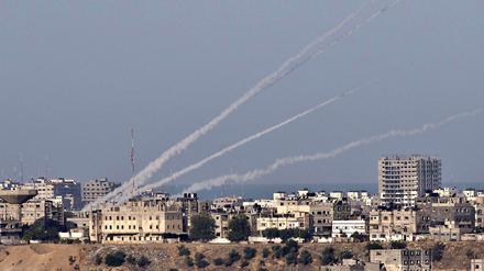 Raketen werden aus dem Gaza-Streifen in Richtung Tel Aviv abgefeuert.