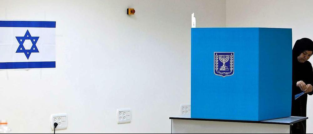 Eine Wählerin im mehrheitlich arabischen Städtchen Tira nahe Tel Aviv - am Dienstag wurden knapp 6 Millionen israelische Staatsbürger zur Wahl aufgerufen.