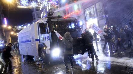 Mensch gegen Maschine. Demonstranten in Istanbul attackieren ein mit einem Wasserwerfer ausgerüstetes Fahrzeug der Polizei in Istanbul.