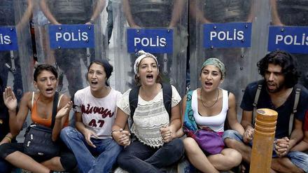 Proteste am Friedenstag in Istanbul: Die Polizei formiert sich hinter der Menschenkette. 