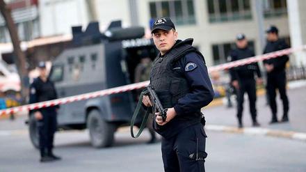 Bei einem Angriff auf das Polizeipräsidium in Istanbul starb eine Angreiferin, ihr Komplize wurde verhaftet.