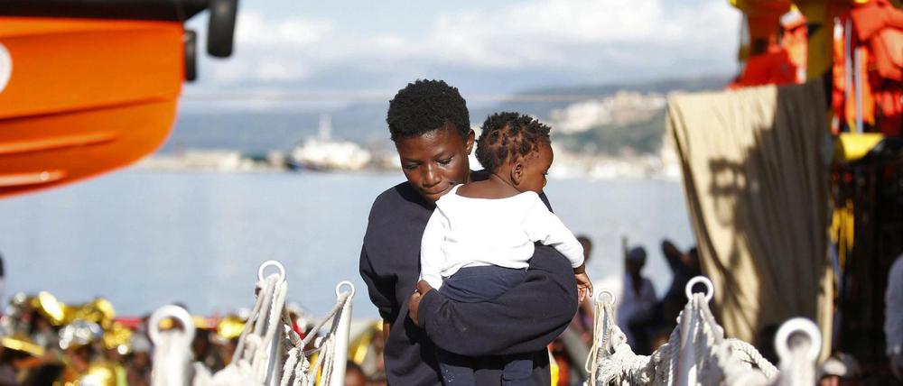 Sie haben es geschafft: Diese Flüchtlinge konnten von einem Rettungsschiff auf dem Mittelmeer an Bord genommen werden. 