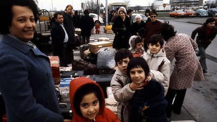 Sie waren die ersten: Italienische Familien auf dem Bahnhof in Wolfsburg Anfang der 1970er Jahre.