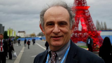 Jack Kaye vor der Nachbildung des Eiffelturms auf dem Gelände der Klimakonferenz in Paris.