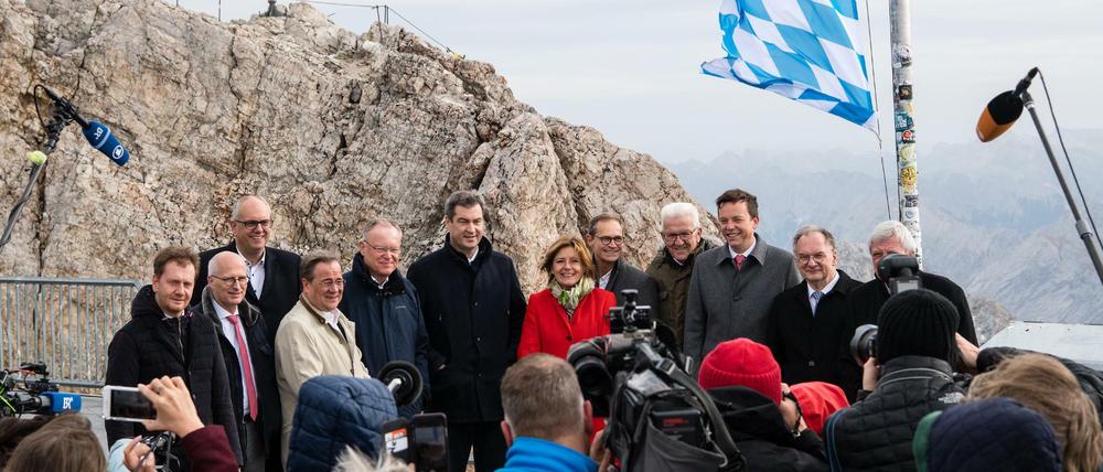 Gemeinsam voran - 12 der 16 Ministerpräsidenten bei ihrem Treffen auf der Zugspitze Ende Oktober. 