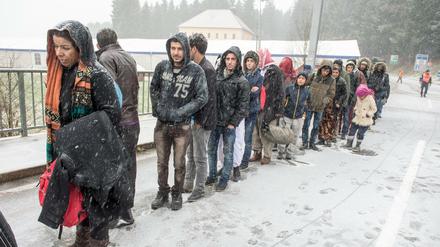 Die Grenzkontrollen zu Deutschland werden wohl verlängert. Das Bild zeigt wartende Flüchtlinge im November an der deutsch-österreichischen Grenze nahe Wegscheid in Bayern.