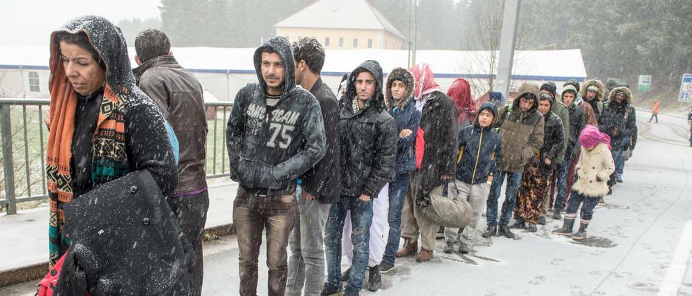 Die Grenzkontrollen zu Deutschland werden wohl verlängert. Das Bild zeigt wartende Flüchtlinge im November an der deutsch-österreichischen Grenze nahe Wegscheid in Bayern.