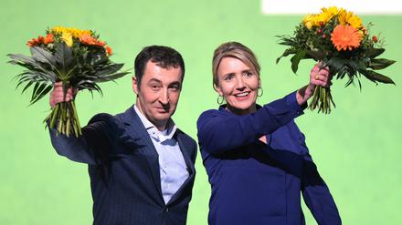 Die Vorsitzenden der Grünen, Cem Özdemir und Simone Peter, nach ihrer Wiederwahl auf dem Parteitag in Halle