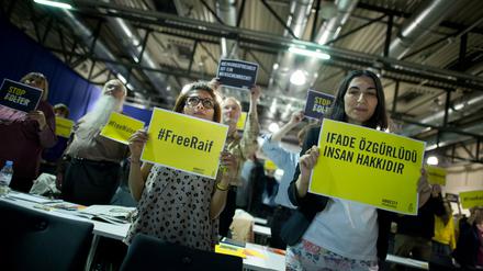 Ensaf Haidar (links), die Frau von Raif Badawi, redete auch bei einer Tagung der deutschen Sektion von Amnesty International.