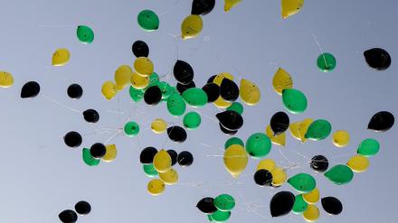 Luftballons in den Jamaika-Farben fliegen bei der Parlamentarischen Gesellschaft in den Himmel. 
