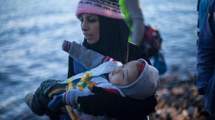 Eine Mutter ist mit ihrem Kind auf der griechischen Insel Lesbos angekommen.  