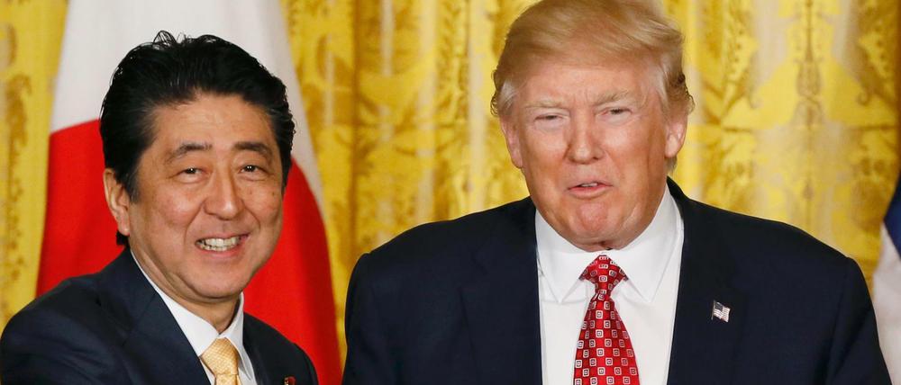 Japans Premier Shinzo Abe und US-Präsident Donald Trump bei ihrer Pressekonferenz im Weißen Haus.