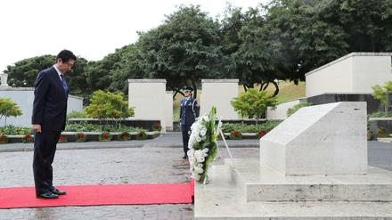 Shinzo Abe besuchte bereits am Dienstag mehrere Gedenkstätten.