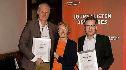 Journalisten des Jahres: Matthias Meisner (rechts), Ulrich Wolf ("Sächsische Zeitung, Reporter regional Rang eins), Laudatorin Annette Ramelsberger ("Süddeutsche Zeitung")