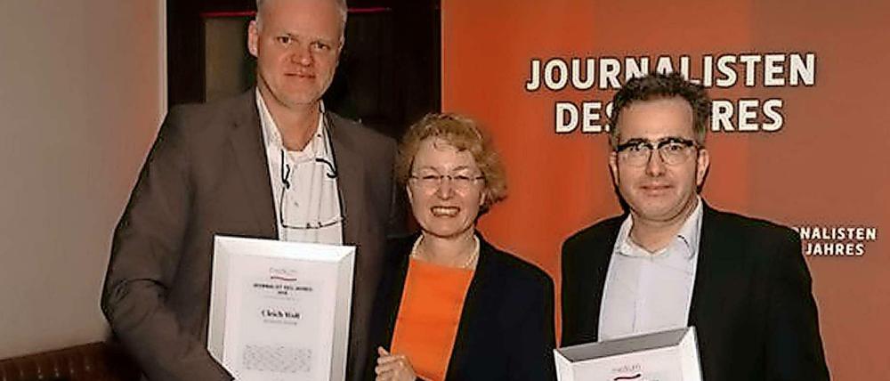 Journalisten des Jahres: Matthias Meisner (rechts), Ulrich Wolf ("Sächsische Zeitung, Reporter regional Rang eins), Laudatorin Annette Ramelsberger ("Süddeutsche Zeitung")