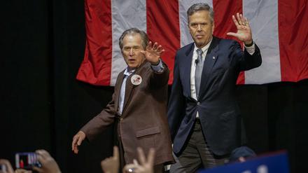 George W. Bush und sein Bruder Jeb Bush am Montagabend auf einer Wahlveranstaltung in Charleston, North Carolina.