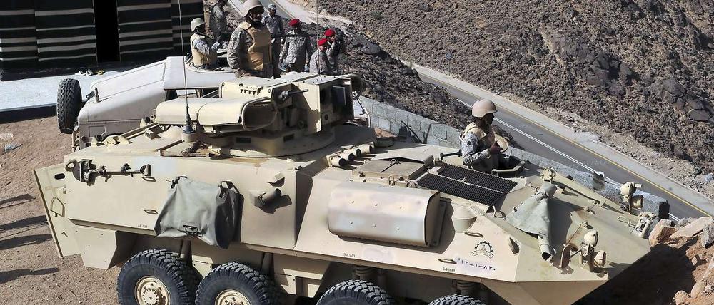 Ein saudiarabischer Panzer überwacht die Grenze zum Jemen. 