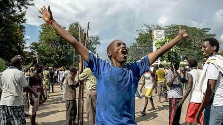 Freude. Ein Demonstrant auf einer Straße in der Hauptstadt Bujumbura. 