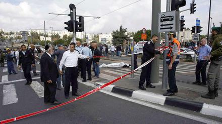 Sicherheitskräfte und Zeugen am Ort des Angriffs in Ost-Jerusalem