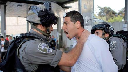 So sieht der Alltag im heiligen Land aus. Ein palästinensischer Demonstrant wird von israelischen Soldaten festgenommen. 