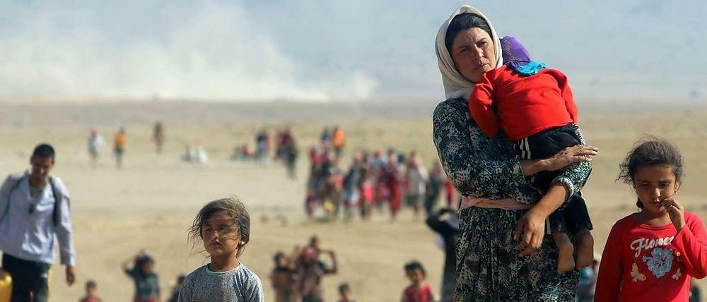Auf der Flucht: Von den Kämpfern des IS verfolgte jesidische Familien im August 2014.