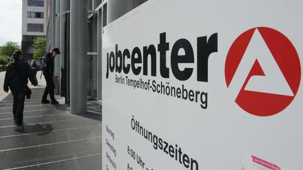 Ein Schild weist auf das Jobcenter Tempelhof-Schöneberg hin.