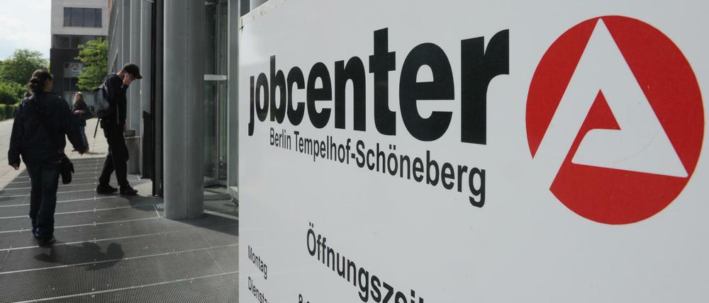 Ein Schild weist auf das Jobcenter Tempelhof-Schöneberg hin.