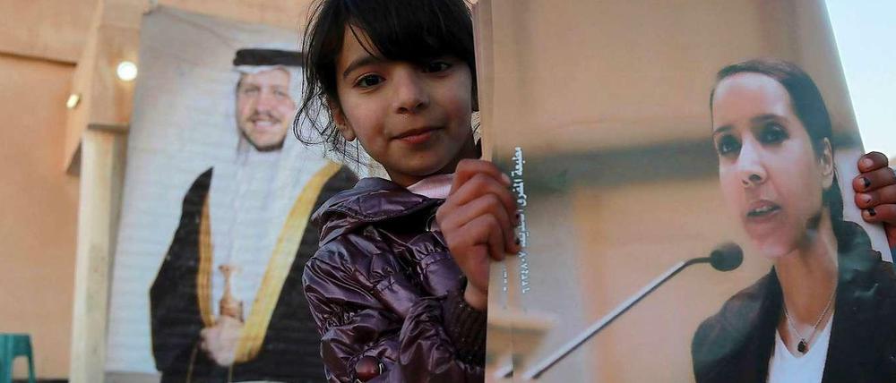 "Mein Erfolg ist euer Erfolg" steht auf dem Plakat, dass ein junges Mädchen von der Politikerin Miyasar Sardayah hochhält. Sie trat für die Beduinen im Norden Jordaniens an. Im Hintergrund hängt ein Bild von König Abdullah II. 