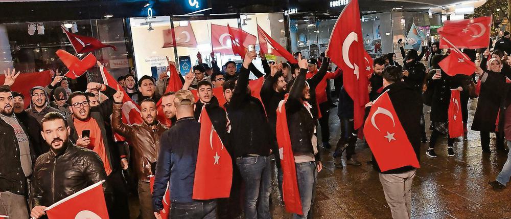 Freude über das Ergebnis: Türken in Berlin feiern den Ausgang des Referendums. 
