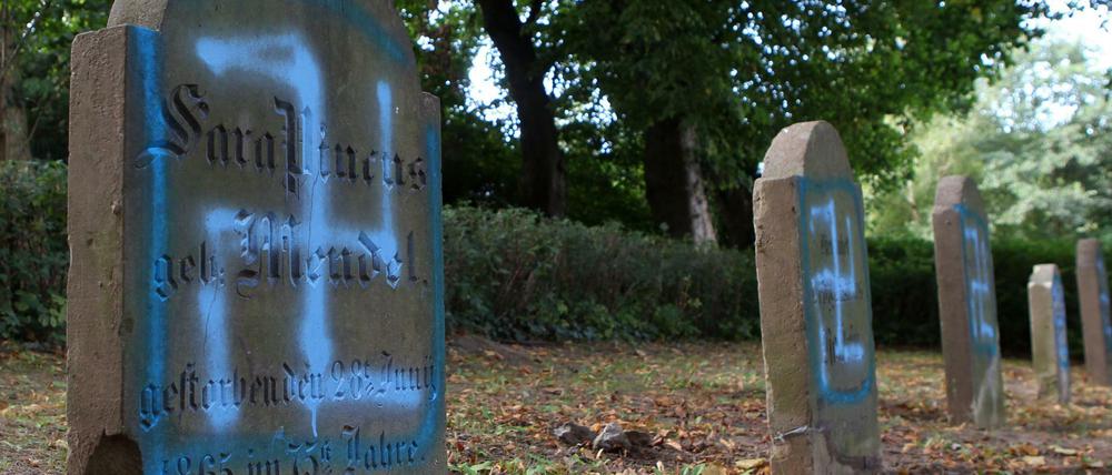 Etwa jede zweite Woche wird in Deutschland ein jüdischer Friedhof Ziel von antisemitischen Schmierereien. 