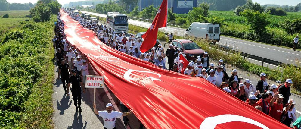 Tausende für Gerechtigkeit. Angeführt von Oppositionschef Kilicdaroglu marschieren Türken Richtung Istanbul. Sie protestieren damit gegen die Festnahme eines Abgeordneten.