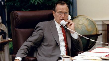 US-Präsident George H. W. Bush im Jahr 1990 beim Telefonat mit seinem russischen Amtskollegem Michail Gorbatschow.