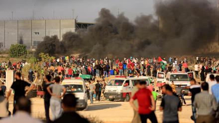 Palästinenser versammeln sich während der Zusammenstöße mit israelischen Truppen. 