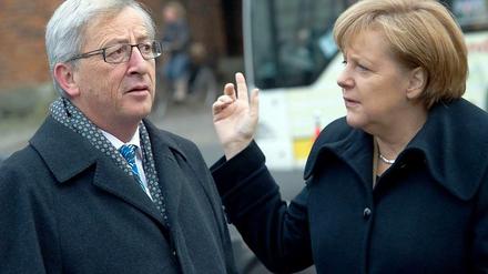 Luxemburgs Ex-Regierungschef Juncker hat sich per Telefon des Rückhalts von Kanzlerin Merkel versichert. Das Archivfoto stammt von 2012.