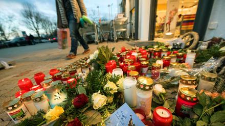 Kerzen- und Blumenmeer vor dem Drogeriemarkt in Kandel (Rheinland-Pfalz), wo ein 15 Jahre alter Afghane ein gleichaltriges deutsches Mädchen erstochen hat. 