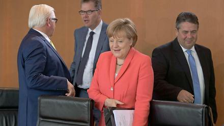 Fröhlich ans Werk, aber dann im Dissens: die Kanzlerin und ihr Vizekanzler, der Außenminister und (im Hintergrund) CSU-Mann Gerd Müller.