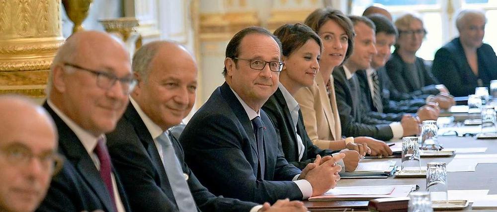 Das neue Kabinett, das den bedrängten Präsidenten Francois Hollande (vierter von links) wieder in die Offensive bringen soll. 