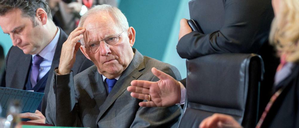 Bundesfinanzminister Wolfgang Schäuble am Mittwoch im Kabinett, rechts Vizekanzler Sigmar Gabriel, links Innen-Staatssekretär Günter Krings.
