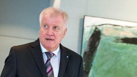 Der bayerische Ministerpräsident Horst Seehofer (CSU) kommt am 09.10.2015 zu einer Sondersitzung des Kabinetts in der Staatskanzlei in München (Bayern). Thema der Sondersitzung ist die aktuelle Flüchtlingssituation. 