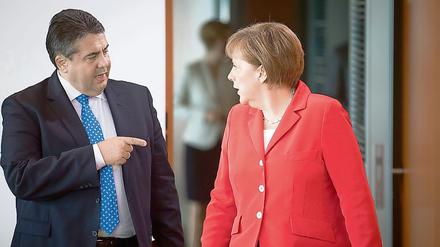 Bundeskanzlerin Angela Merkel (CDU) und Vizekanzler Sigmar Gabriel (SPD) am Rande einer Kabinettsitzung.