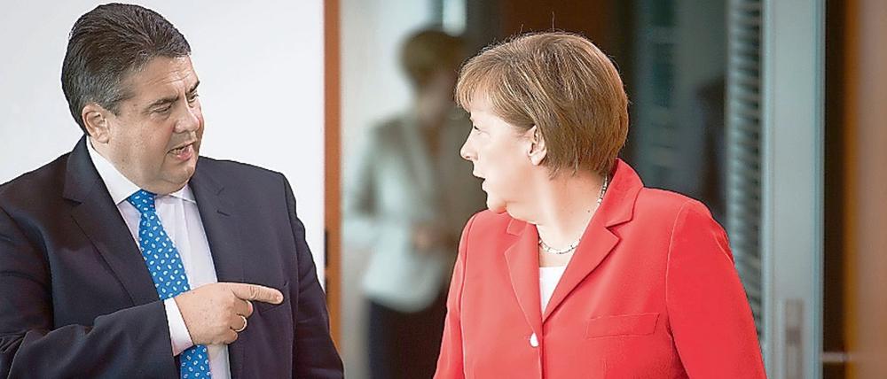 Bundeskanzlerin Angela Merkel (CDU) und Vizekanzler Sigmar Gabriel (SPD) am Rande einer Kabinettsitzung.