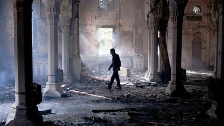 Ein Mann läuft am 15. August 2013 durch eine ausgebombte Moschee in Kairo.