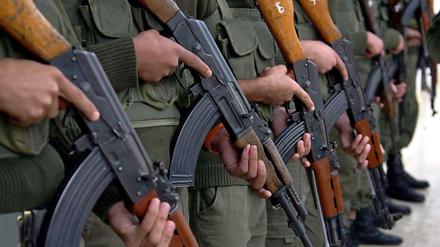 Ein Longseller des internationalen Waffenhandels: die Kalaschnikow. Das Foto zeigt palästinensische Sicherheitskräfte. 
