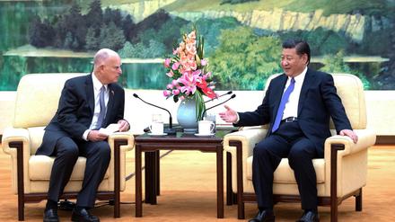 Der chinesischen Staatspräsidenten Xi Jinping (r) und der kalifornischen Gouverneur Jerry Brown (l) in der Große Halle des Volkes in Peking.