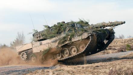 Darf nach der Verschärfung der Rüstungsexportrichtlinien nicht mehr nach Saudi-Arabien exportiert werden: Kampfpanzer vom Typ Leopard 2. Die Opposition in Deutschland fordert nun den Stopp aller Rüstungsexporte in das Land.