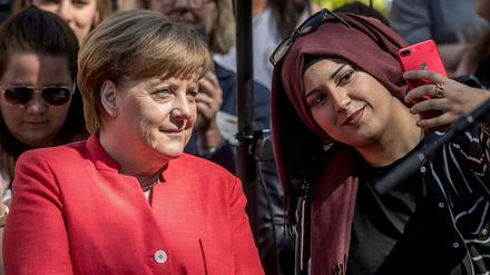Selfie-Moment. Bundeskanzlerin Angela Merkel steht vor dem Beginn einer Diskussionsrunde zwischen Schülern der Jane-Addams-Schule.