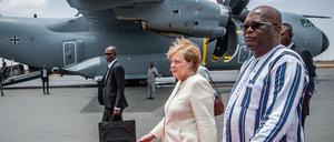 Partner: Bundeskanzlerin Angela Merkel (CDU) wird vom Präsidenten von Burkina Faso, Roch Marc Kaboré, empfangen.
