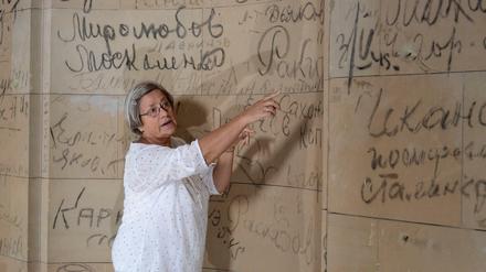 Karin Felix hat die rund 700 Zeichen an den Wänden des Reichtstagsgebäudes dokumentiert.
